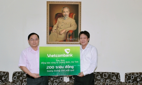 Công đoàn Vietcombank hỗ trợ đồng bào miền Trung bị lũ lụt